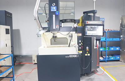 How to control the temperature during the injection molding process of plastic molds?